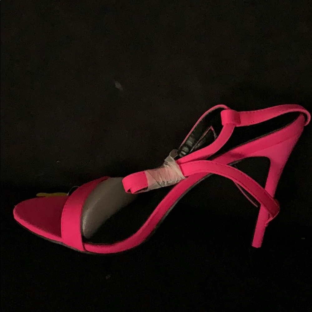 💃🏾NWT EXPLOSIVE HEELED SANDALS💃🏾